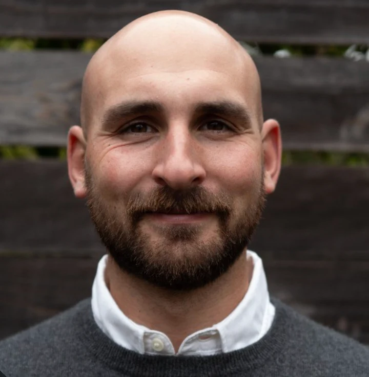Portrait of Zack Zlotnick.
